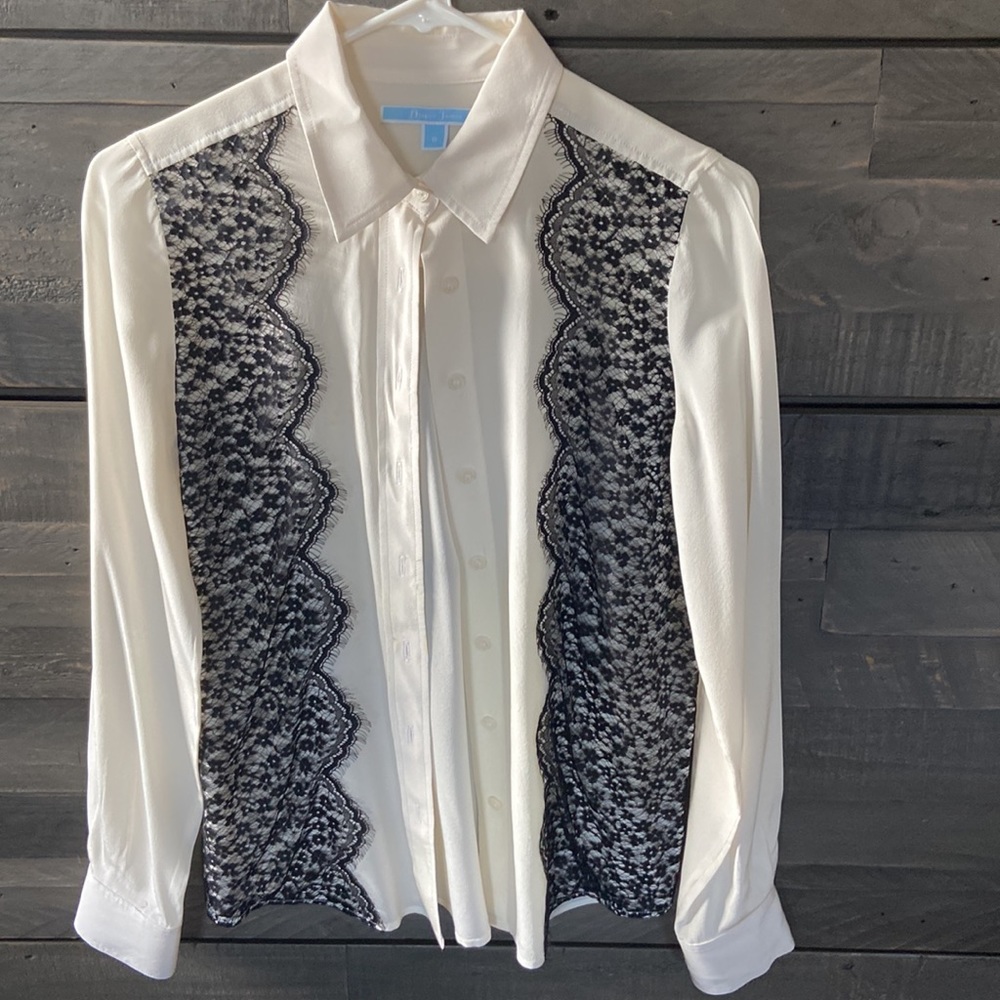Draper James stunning 100% silk and lace blouse size 0 but fits like a small
